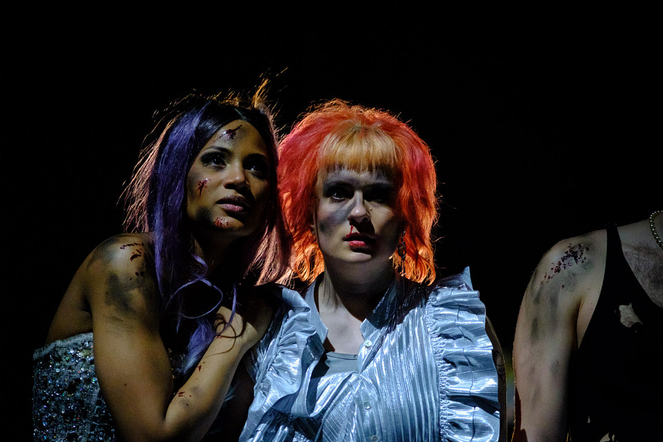 Gemeinsam durch die Apokalypse: Germaine Sollberger (rechts im Bild) mit Kollegin Amina Eisner in "Apokalypse Miau". © Christian Schuller