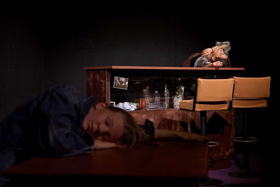 Maja Mirek und Rose Marie Lindstrøm in „Gradually, Then Suddenly”, Foto: Nils Heck