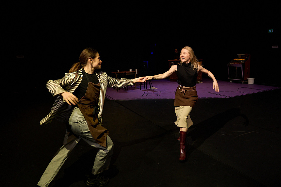 Rose Marie Lindstrøm und Maja Mirek in „Gradually, Then Suddenly”, Foto: Nils Heck