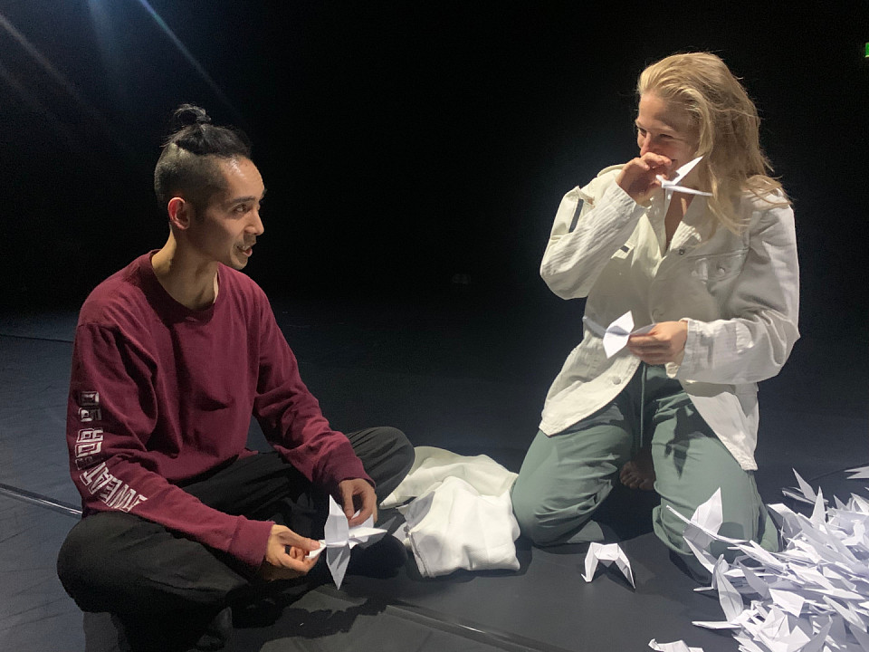 Wie viele Origami-Kraniche kann man in 6 Wochen falten? – Ja.  Jeff Pham und Maja Mirek ist die Lust nicht vergangen.