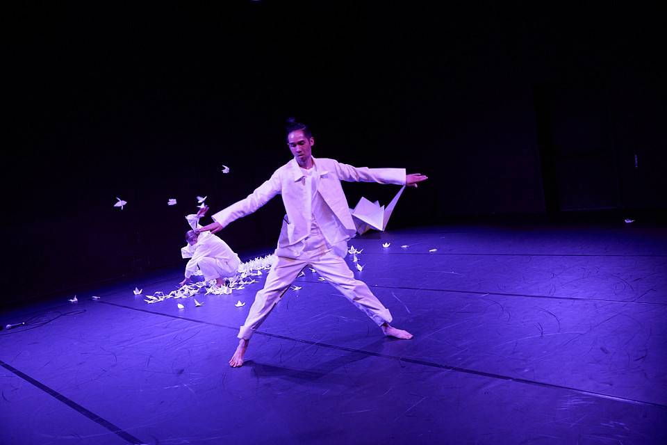 Maja Mirek und Jeff Pham in „Tomorrow ends up no longer like tomorrow”, Foto: Nils Heck.