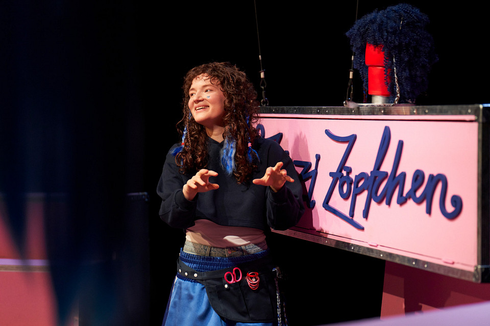 Lilith Rahel Borchert spielt Zizi Zöpfchen. Foto: Nils Heck