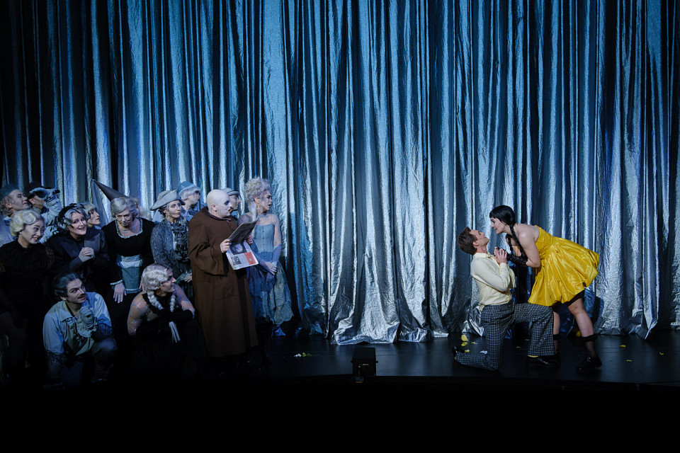 Opernchor zusammen mit Nils Eric Müller als "Fester", links; Jessica Trocha und Max Koltai als „Wednesday“ und „Lucas“, rechts © Christian Schuller