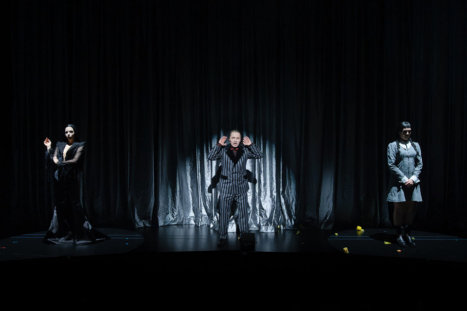 Von links nach rechts: Anne-Elise Minetti als Morticia; Tomi Wendt als Gomez; Jessica Trocha als Wednesday © Christian Schuller
