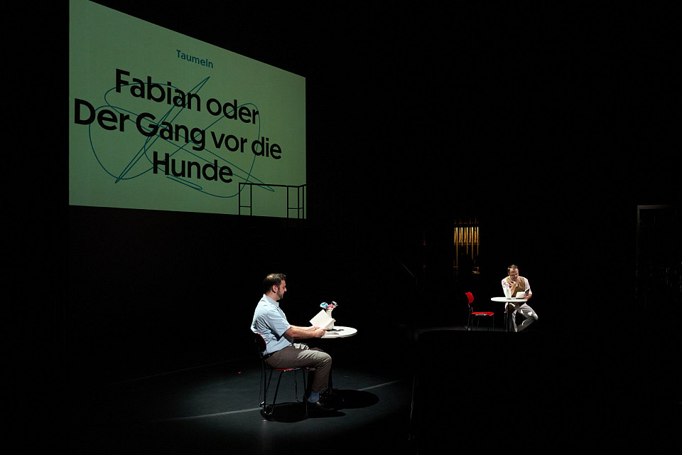 "Fabian oder Der Gang vor die Hunde" kurz angespielt von Ben Janssen und Levent Kelleli | © Nils Heck