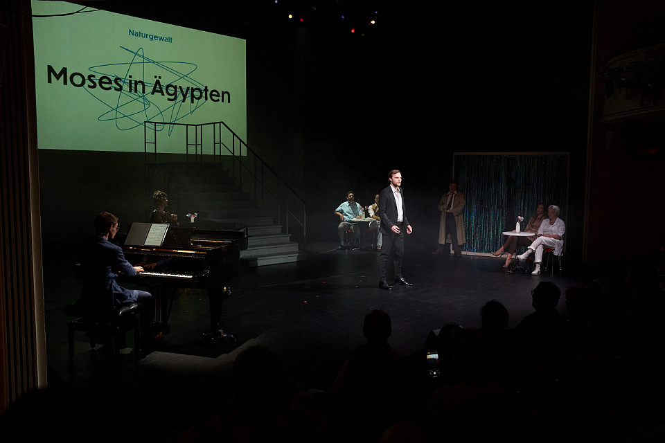Clarke Ruth gibt einen Ausschnitt aus "Moses in Ägypten" zum Besten. | © Nils Heck