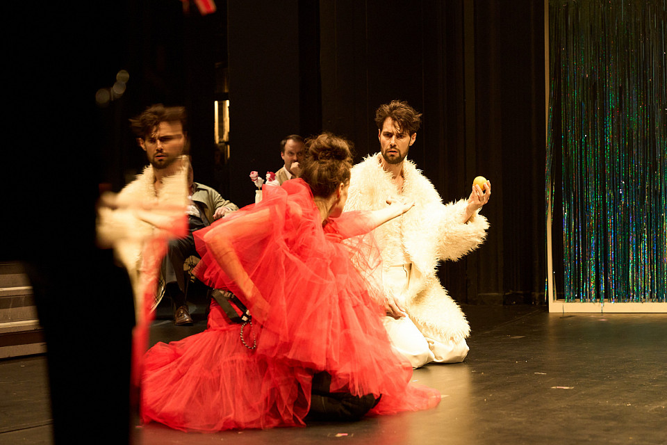 Anna Huberta Präg und Stephan Hirschpointner spielen eine Szene aus "Honigherz". | © Nils Heck