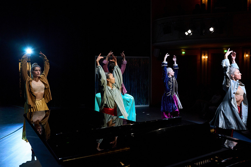 Das Tanz-Ensemble mit einer Szene aus "Am Ende". | © Nils Heck