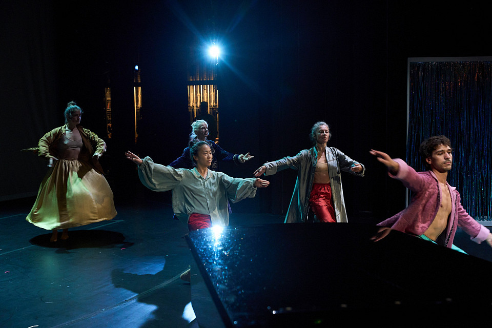 Das Tanz-Ensemble mit einer Szene aus "Am Ende". | © Nils Heck